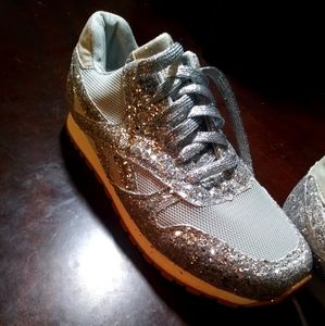 Women's tennis shoes